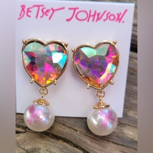 NWT ⚜️💖⚜️ BETSEY JOHNSON HEART EARRINGS with Drop Pearl accent - Picture 3 of 11